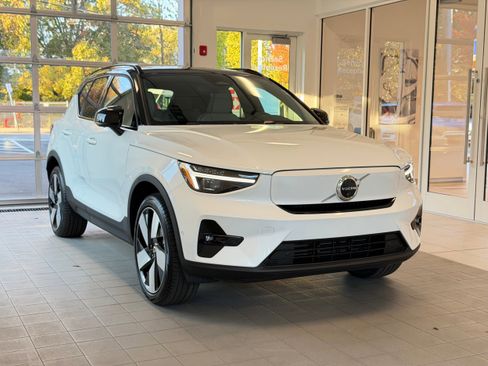 New 2026 Volvo EX40 Plus w/ Climate Package image 4