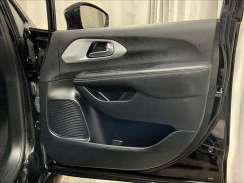 Used 2025 Chrysler Pacifica Limited image 12