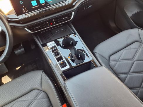 Used 2025 Volkswagen Atlas SE FWD image 11