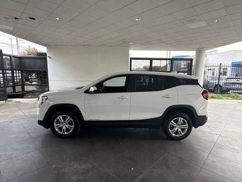 Used 2024 GMC Terrain SLE image 3