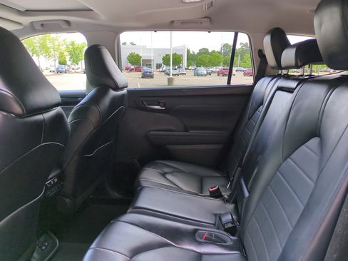 Used 2022 Toyota Highlander XLE FWD image 14