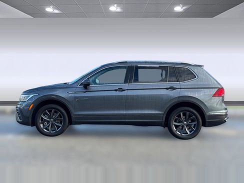 Used 2023 Volkswagen Tiguan SE image 2