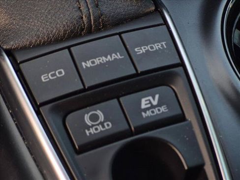 Used 2020 Toyota Camry SE w/ Sunroof Package FWD image 19