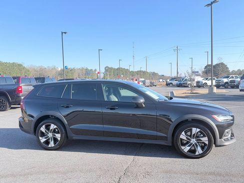 Used 2025 Volvo V60 B5 Cross Country Plus image 4