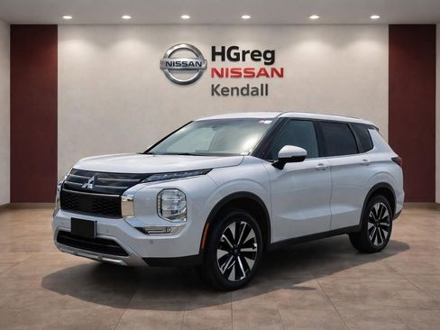 Used 2025 Mitsubishi Outlander AWD image 3