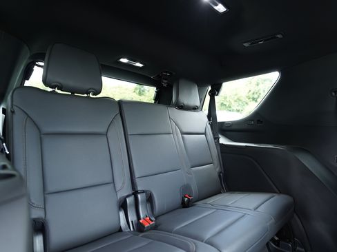 Used 2025 Chevrolet Tahoe High Country AWD/4WD image 16