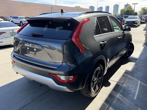 Used 2025 Kia Niro EX image 4