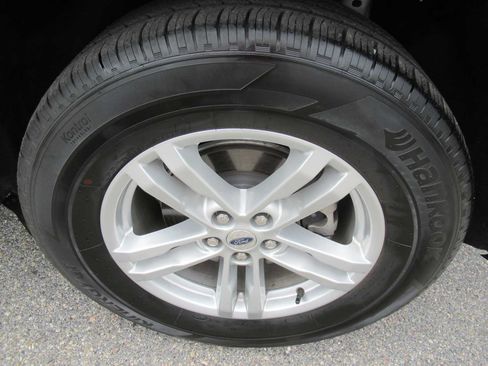 Used 2024 Ford Explorer XLT w/ Equipment Group 202A AWD/4WD image 9