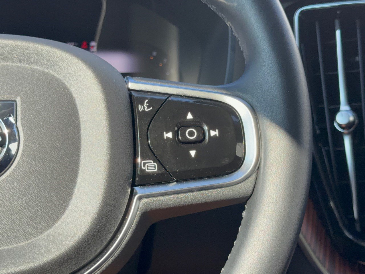 Certified 2024 Volvo XC60 B5 Plus AWD/4WD image 19