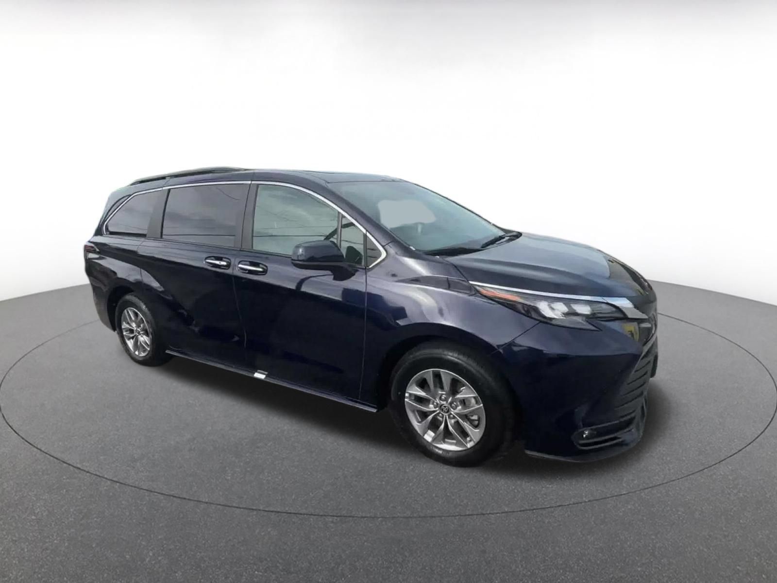 Used 2025 Toyota Sienna XLE FWD image 2