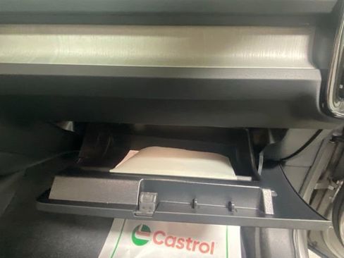 Used 2025 Volvo XC40 B5 Plus image 30