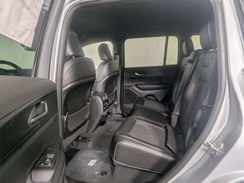 New 2025 Jeep Grand Cherokee Altitude image 31