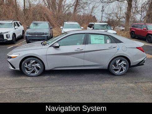 Used 2025 Hyundai Elantra Limited image 7