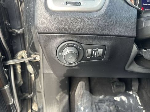 Used 2018 Jeep Compass Latitude FWD image 23