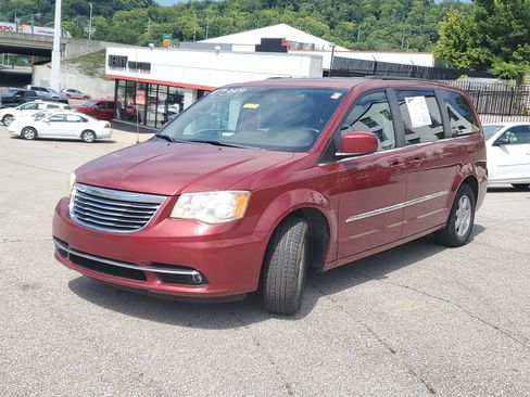 Used 2012 Chrysler Town & Country Touring w/ Entertainment Group #1 FWD image 2