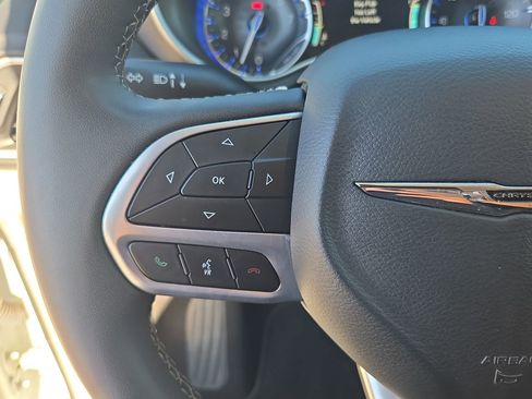 Used 2023 Chrysler Pacifica Touring-L image 16