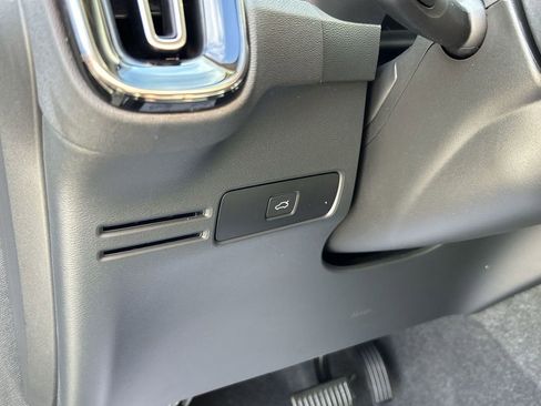 Certified 2024 Volvo XC40 B5 Core AWD/4WD image 17