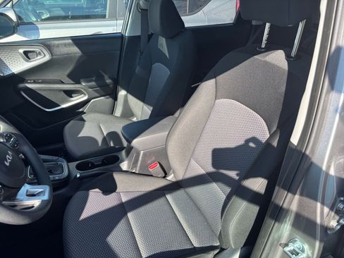 Used 2025 Kia Soul LX w/ LX Technology Package FWD image 31