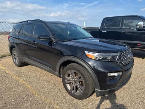 Used 2024 Ford Explorer XLT w/ Equipment Group 202A AWD/4WD image 10