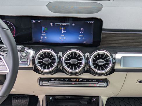 New 2025 Mercedes-Benz GLB 250 image 31