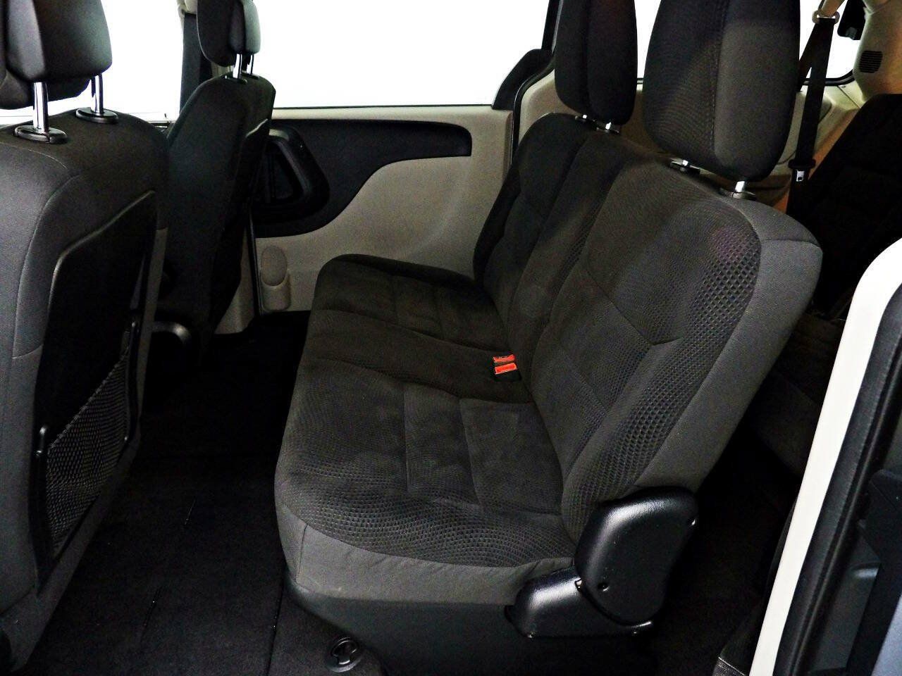Used 2019 Dodge Grand Caravan SE w/ UConnect Hands-Free Group FWD image 9