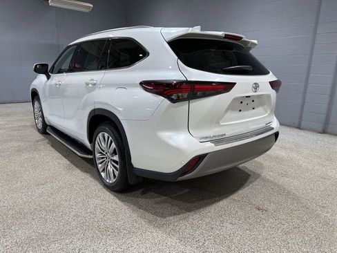 Certified 2025 Toyota Highlander Platinum image 6
