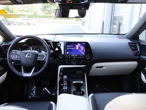 Used 2024 Lexus NX 250 FWD w/ Towing Package (2000 Lbs) image 17