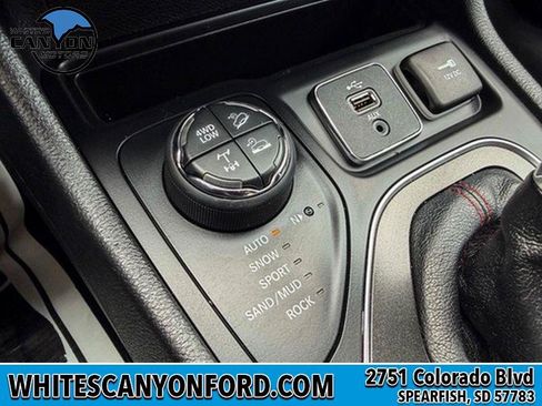 Used 2019 Jeep Cherokee Trailhawk AWD/4WD image 15
