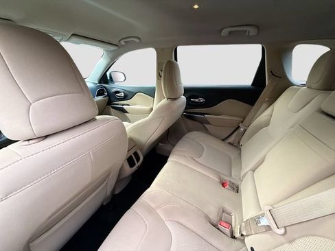 Used 2019 Jeep Cherokee Latitude w/ Popular Appearance Group FWD image 23
