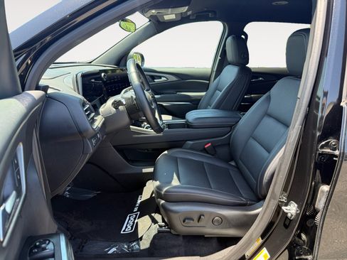 Used 2025 Chevrolet Traverse LT FWD image 10