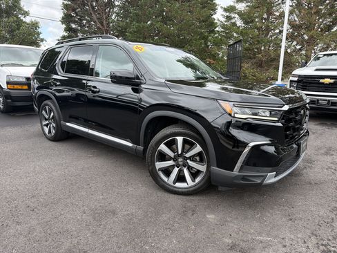 Used 2025 Honda Pilot Touring image 2