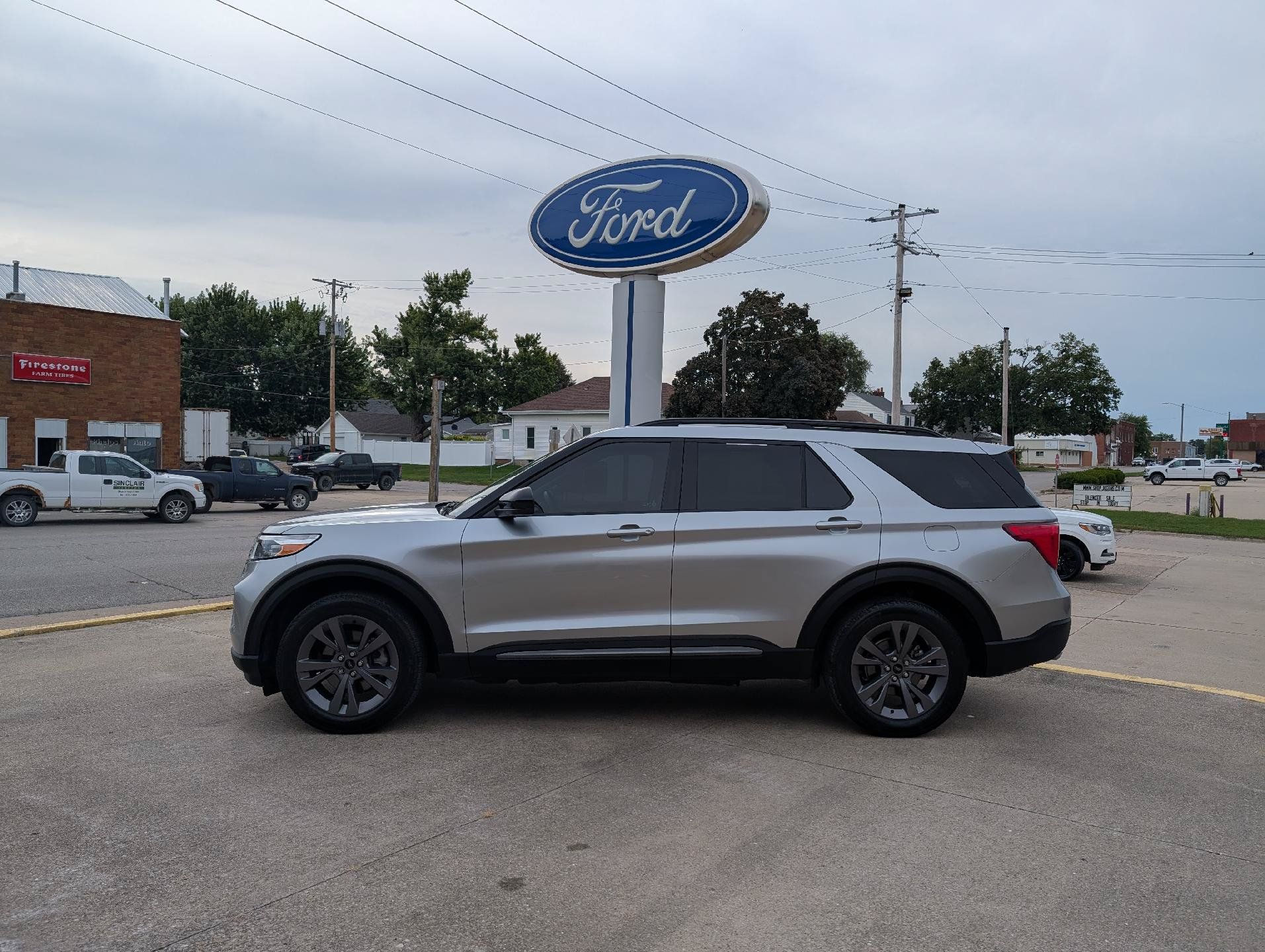 Used 2024 Ford Explorer XLT w/ Equipment Group 202A AWD/4WD image 1