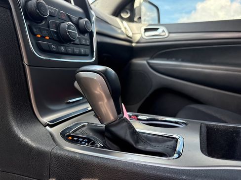 Used 2020 Jeep Grand Cherokee Laredo RWD image 19