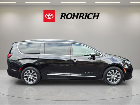 Used 2023 Chrysler Pacifica Pinnacle FWD image 5