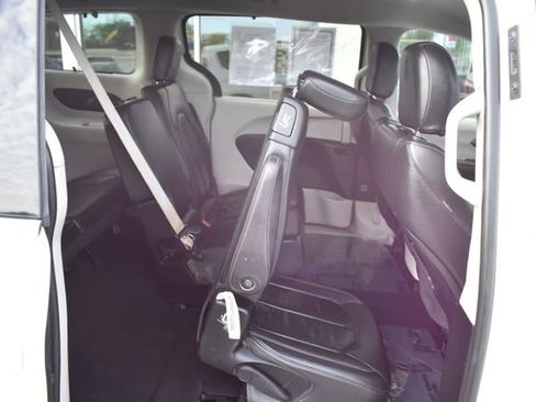 Used 2017 Chrysler Pacifica Touring-L w/ Tire & Wheel Group FWD image 44