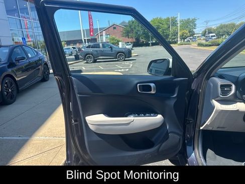 Used 2023 Hyundai Venue Limited FWD image 12