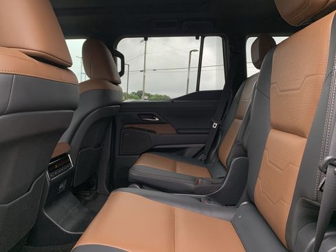 Used 2024 Lexus GX 550 w/ Accessory Package (2T) AWD/4WD image 32