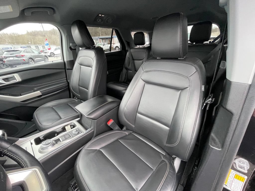 Used 2022 Ford Explorer XLT w/ Equipment Group 202A AWD/4WD image 17