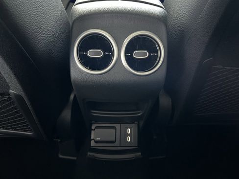 Used 2025 Mercedes-Benz GLB 250 4MATIC image 26