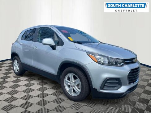 Used 2022 Chevrolet Trax LS w/ Tint and Cruise Package FWD image 3