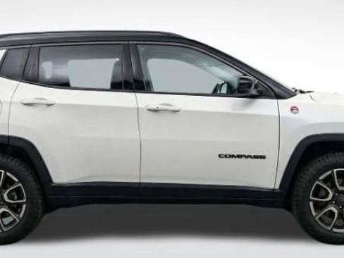 Used 2025 Jeep Compass Trailhawk AWD/4WD image 3