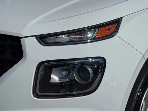 Used 2023 Hyundai Venue SE FWD image 9