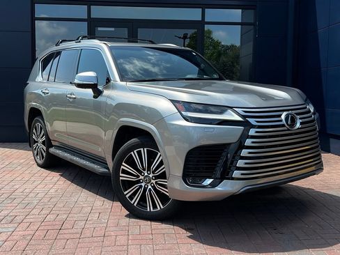 Used 2022 Lexus LX 600 4WD w/ Accessory Package (Z1) image 7