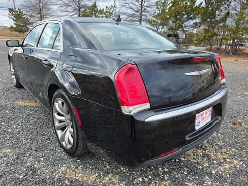 Used 2018 Chrysler 300 Touring L image 4