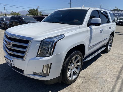 Used 2016 Cadillac Escalade Luxury RWD image 2