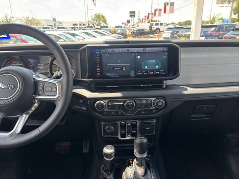 Used 2025 Jeep Wrangler Unlimited Sahara AWD/4WD image 17