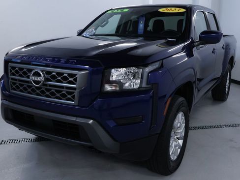 Used 2023 Nissan Frontier SV image 3