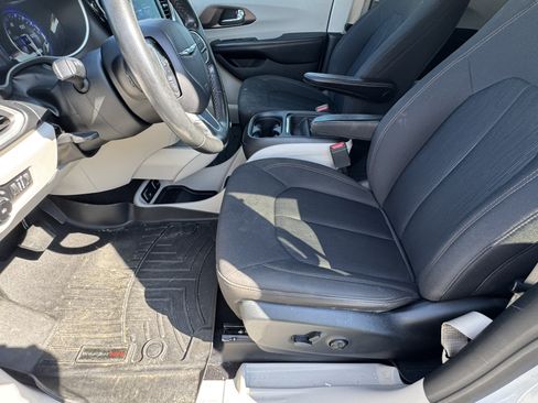 Used 2019 Chrysler Pacifica Touring Plus w/ Cold Weather Group FWD image 9