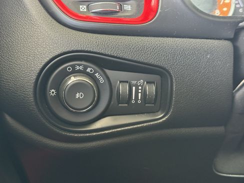 Used 2017 Jeep Renegade Latitude AWD/4WD image 31