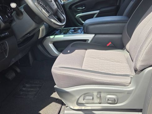 Used 2024 Nissan Titan SV w/ SV Convenience Package RWD image 3